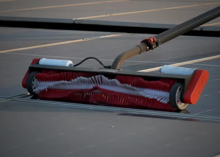 Close-up of the Aqualess Industrial brush head on a solar panel
